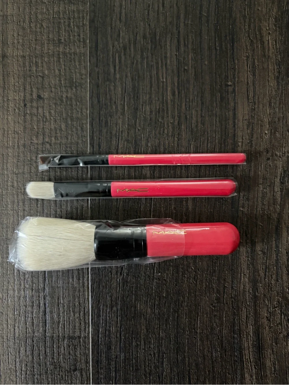 NEW MAC Mini Cosmetics case with 3 brushes